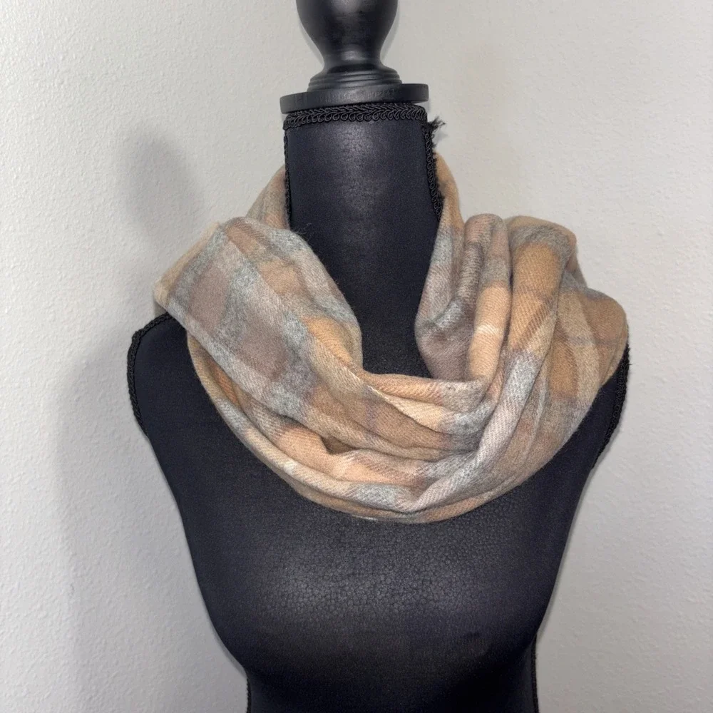 NWT Shepherds Land Lambswool Natural Buchanan Tan Scarf Fringe Scottish Plaid‎